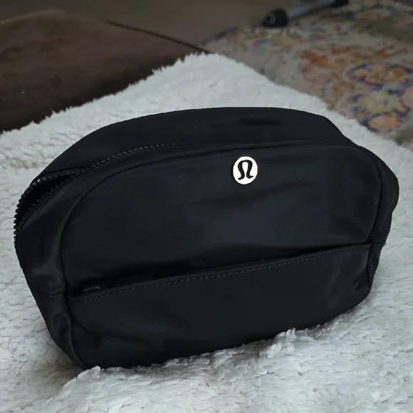 lululemon athletica Black City Essentials Bag - Picture 5 of 8
